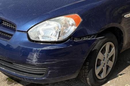 Phare avant gauche d'origine (côté conducteur) d'occasion, compatible avec Hyundai Accent 2006-2011, références 921011E011 et 921011E010.