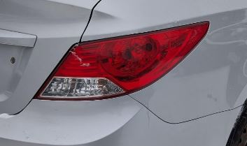 Feu arrière droit d'occasion OEM pour Hyundai Accent 2012-2014 (référence : 924021R010)