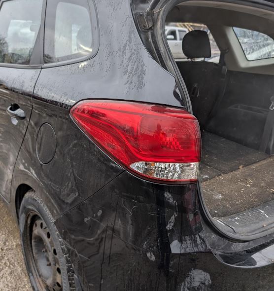 Feu arrière gauche côté conducteur d'occasion pour Kia Rondo 92401A4030 (2014-2016)