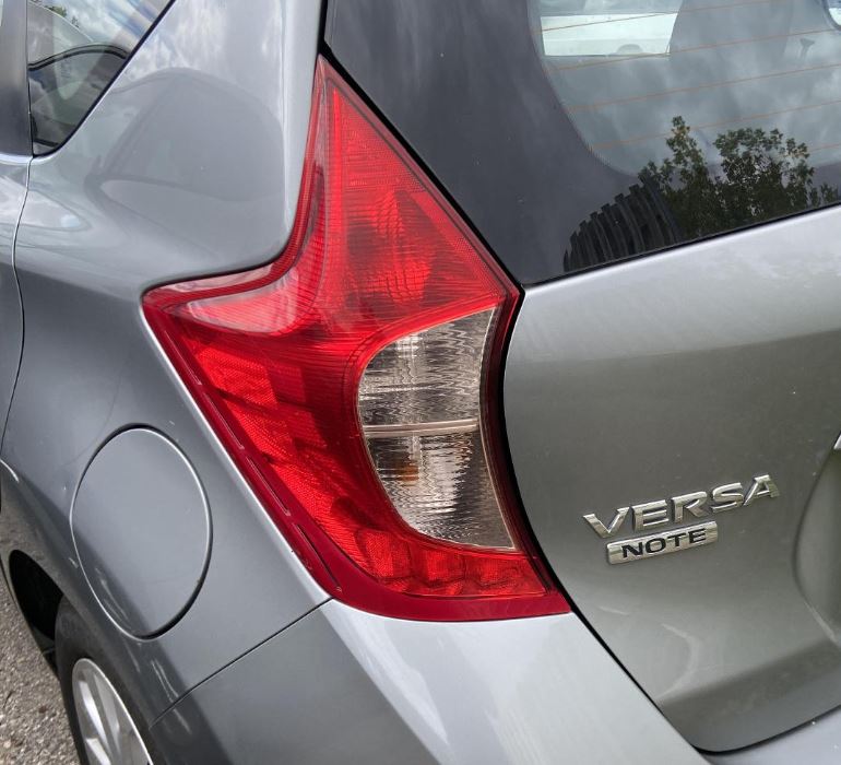 Feu arrière gauche côté conducteur d'occasion pour Nissan Versa 265553WC0A (2014-2019)