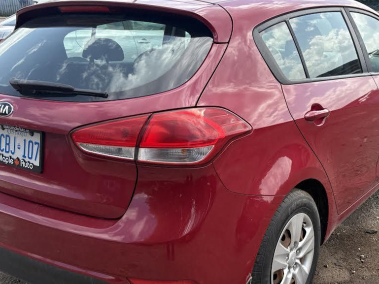 Feu arrière gauche côté conducteur d'occasion pour Kia Rondo 92101A4200 (2014-2017)