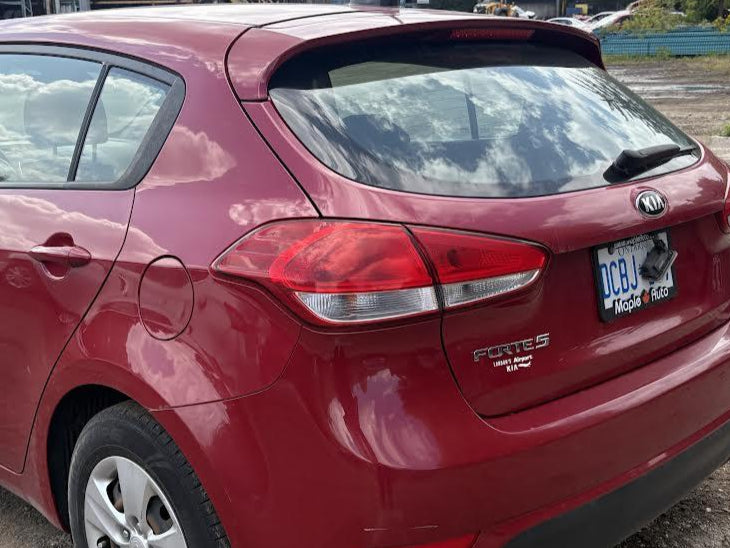 Feu arrière gauche côté conducteur d'occasion pour Kia Rondo 92101A4200 (2014-2017)