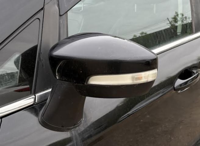 Rétroviseur extérieur gauche d'origine (OEM) d'occasion avec clignotant et surveillance des angles morts. Compatible avec Ford Ecosport 2018-2022 (GN1Z17683E, GN1517683PA, GN1517683PB).
