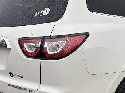 Feu arrière droit (côté passager) d'origine d'occasion, compatible avec Chevy Traverse 2013-2017, référence 23301757