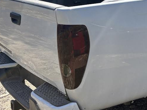 Feu arrière droit (côté passager) d'origine, compatible avec Chevrolet Colorado et GMC Canyon (2004-2012), références : 20825942 et 8208259420.