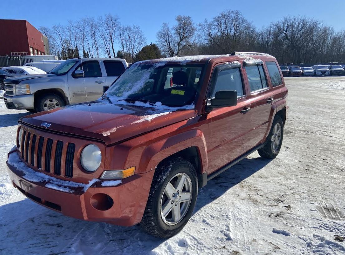 Alternateur d'origine d'occasion compatible avec les modèles suivants : Dodge Avenger (2008-2014), Caliber (2007-2012), Compass (2007-2017) et Patriot (2007-2017).