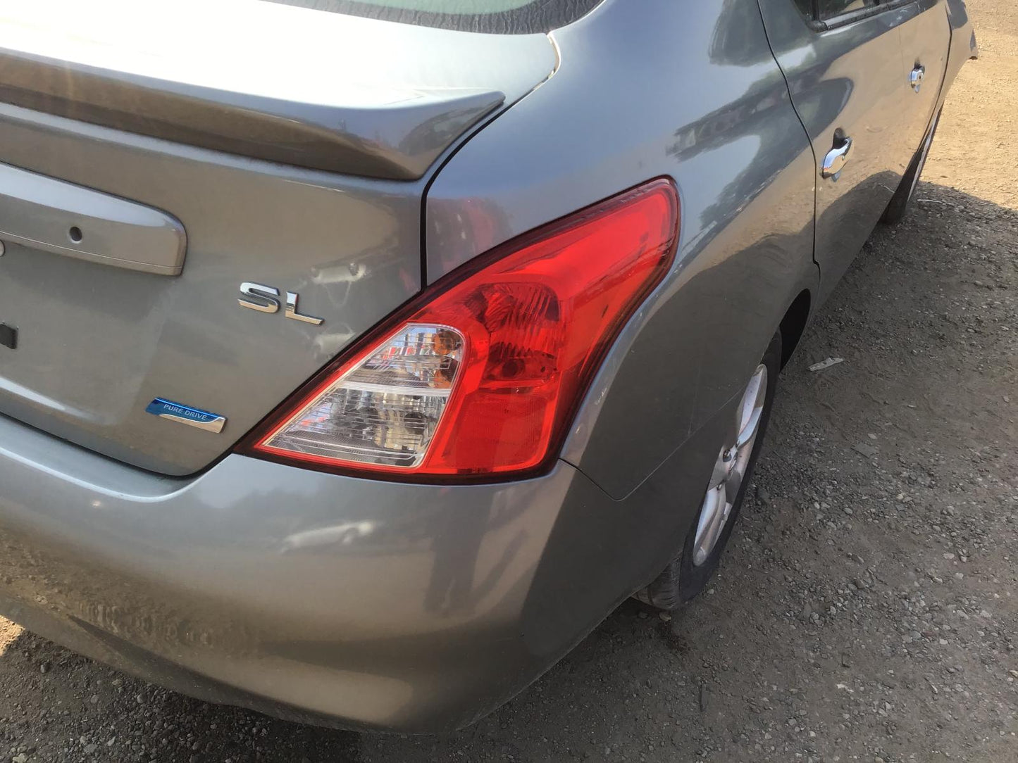 Feu arrière droit d'occasion OEM pour berline Versa 2012-2019 265503AN0A