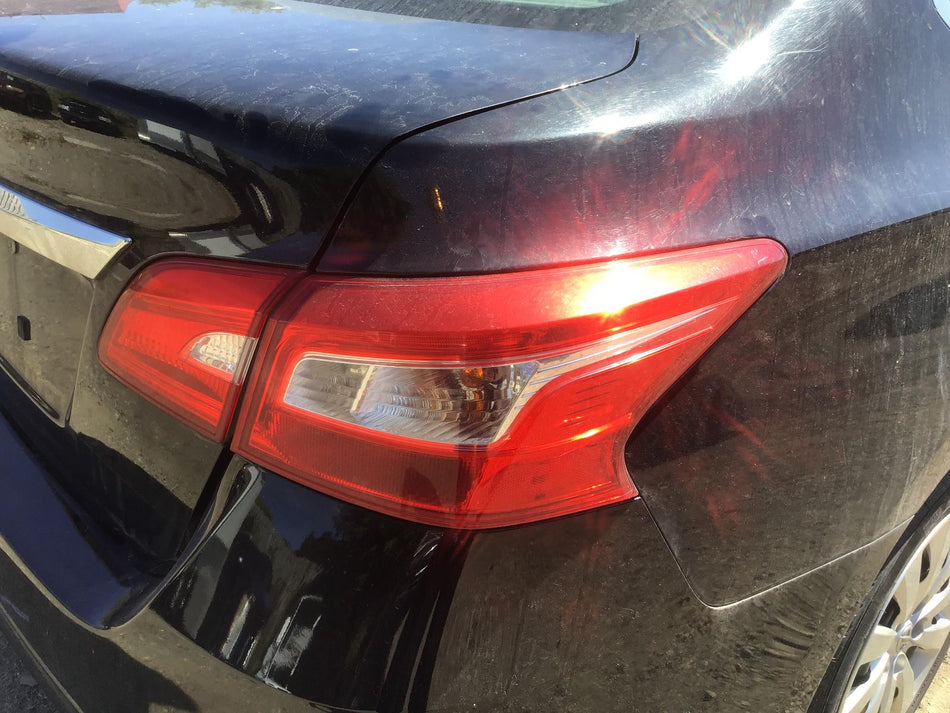 Feu arrière droit d'occasion OEM Sentra 265503YU0A (2016-2019)