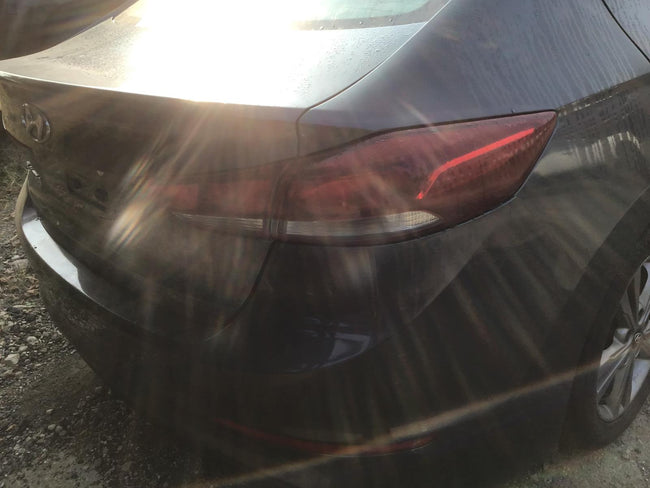 Feu arrière à incandescence droit d'occasion OEM Elantra 92402F2020 2017-2018