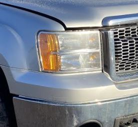 Phare avant droit d'origine d'occasion compatible avec les modèles suivants : Sierra Denali/1500 (2007-2013), Sierra 2500 (2007-2014), Sierra Denali (2011-2014), Denali 3500 (2011-2014) et Sierra 3500 (2007-2014).