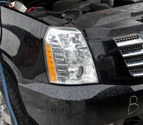 Phare avant droit HID d'origine d'occasion compatible avec les modèles Escalade 2009-2014, Escalade ESV 2010-2014 et Escalade EXT 2009-2013.