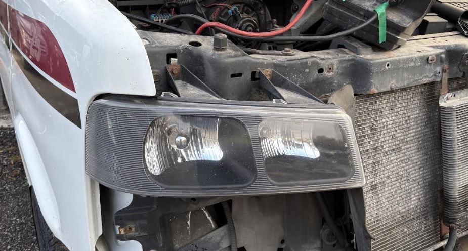 Phare halogène droit d'occasion OEM pour fourgonnette Savana Express 85577295 (2003-2024)
