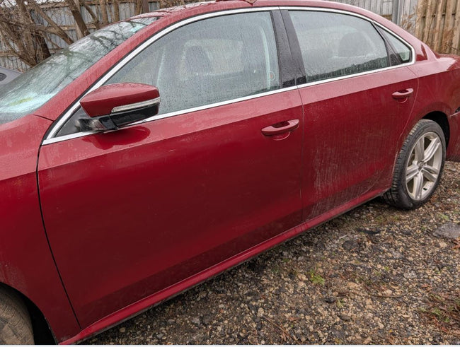 Porte avant OEM L d'occasion de qualité A pour Volkswagen Passat 2013-2015 (référence 561831055B)