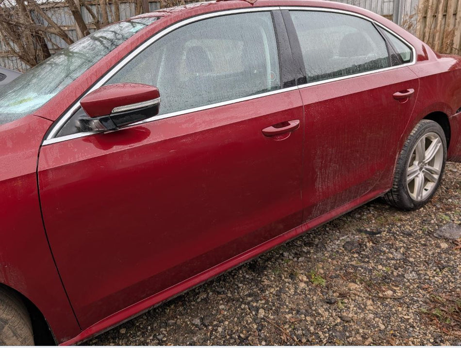Porte avant OEM L d'occasion de qualité A pour Volkswagen Passat 2013-2015 (référence 561831055B)