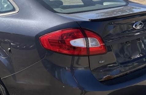 Feu arrière LED gauche d'origine d'occasion, compatible avec Ford Fiesta 2011-2013 BE8Z13405A