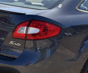 Feu arrière LED droit d'origine d'occasion compatible avec Ford Fiesta 2011-2013 BE8Z13404A