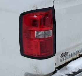 Feu arrière gauche d'origine d'occasion, compatible avec Sierra 1500/2500/3500 et Denali 2500/3500 (2016-2019) ; références : 84288724, 23295940, 84019504