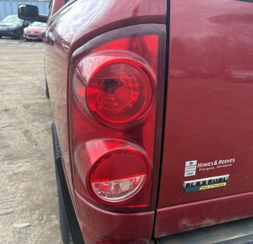Feu arrière extérieur gauche (côté conducteur) d'origine d'occasion, compatible avec Dodge 1500 (2007-2008) et Dodge 2500/3500 (2007-2009), référence 55277303AC.