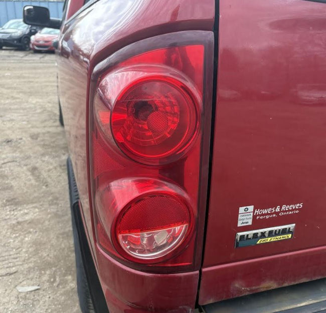 Feu arrière extérieur gauche (côté conducteur) d'origine d'occasion, compatible avec Dodge 1500 (2007-2008) et Dodge 2500/3500 (2007-2009), référence 55277303AC.