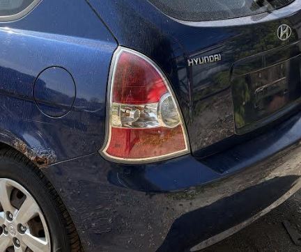 Feu arrière extérieur gauche (côté conducteur) d'origine d'occasion, compatible avec Hyundai Accent 2008-2011, référence 924011E211