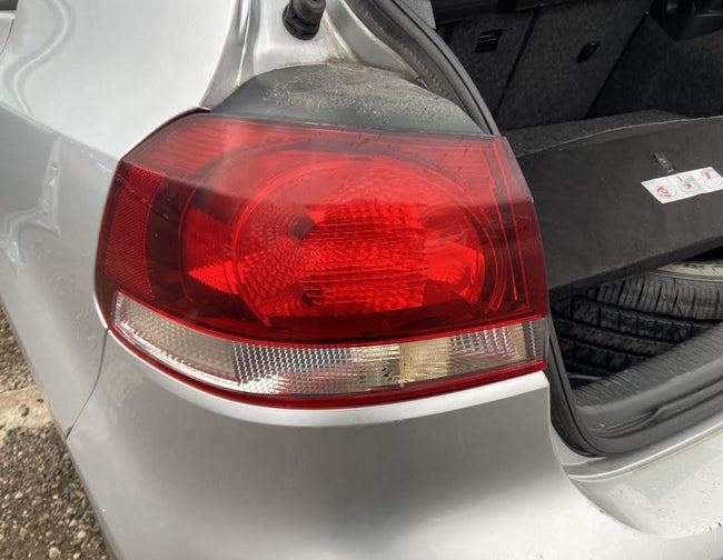 Feu arrière gauche d'occasion pour Volkswagen Golf et Golf GTI 5K0945095G (2010-2014)