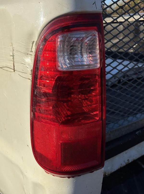 Feu arrière gauche d'origine d'occasion, compatible avec Ford F250 (2008-2012), Ford F250 (2013-2016) et Ford F350 (2008-2016) - Référence : BC3Z13405A