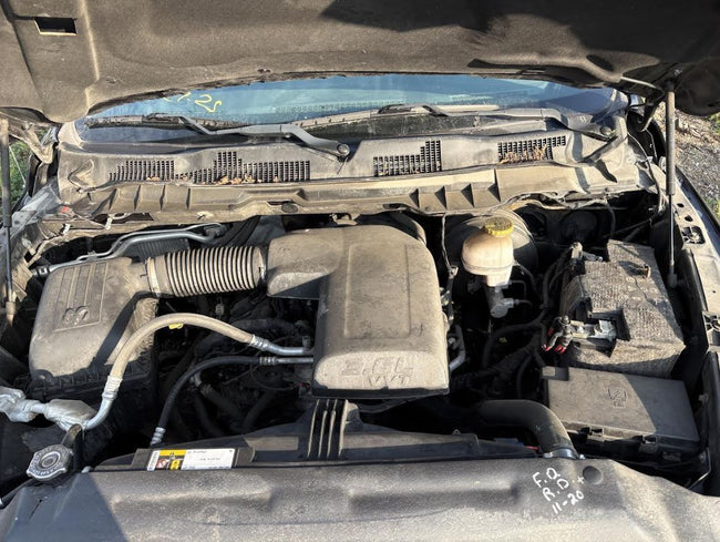 Alternateur d'origine d'occasion compatible avec les modèles suivants : Chrysler 300 (2011-2023), Dodge Challenger (2011-2023) et Dodge Pick-up (2015-2024).
