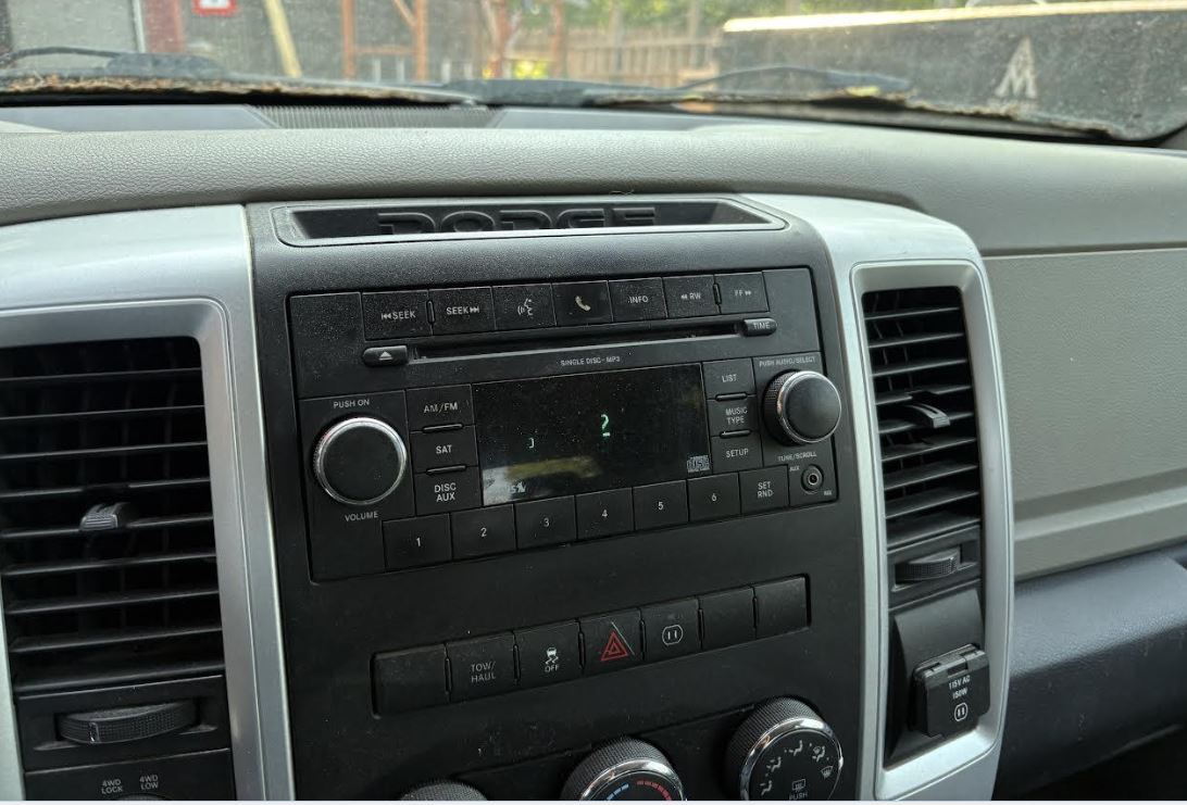 Équipement audio/vidéo d'origine d'occasion compatible avec Wrangler 2007-2014 et Town & Country/Caravan 2008-2009 (références : 5064948AH et 5064113AH).