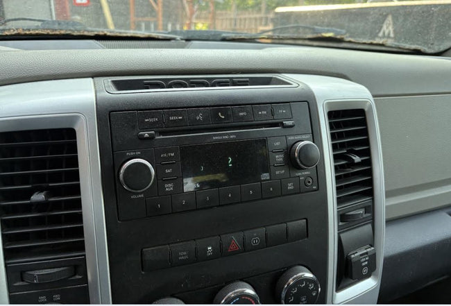 Équipement audio/vidéo d'origine d'occasion compatible avec Wrangler 2007-2014 et Town & Country/Caravan 2008-2009 (références : 5064948AH et 5064113AH).