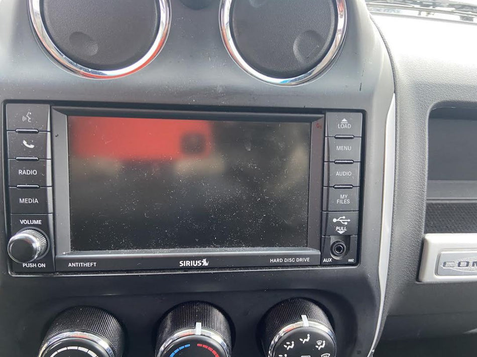 Équipement audio/vidéo d'origine d'occasion compatible avec les Dodge Avenger (2010-2014), Caliber (2010-2012) et Challenger (2013-2014).