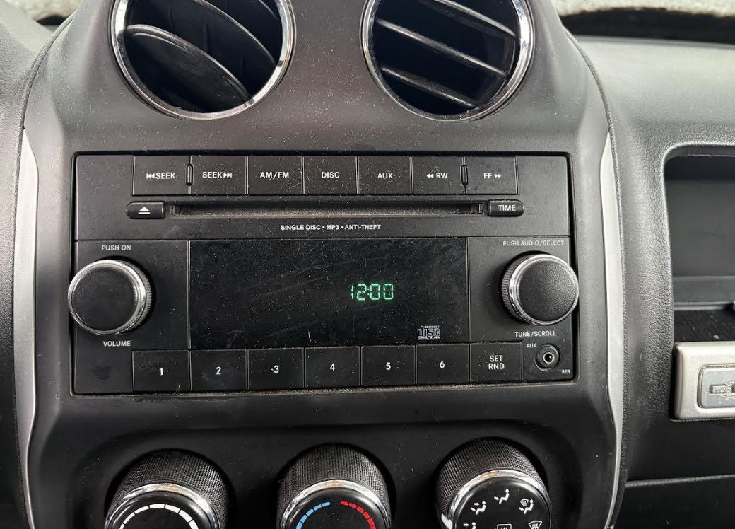 Équipement audio/vidéo d'origine d'occasion compatible avec les modèles Dodge Challenger (2012-2014), Compass (2012-2017), Patriot (2012-2017), Avenger (2013-2014) et Chrysler 200 (2012-2014).
