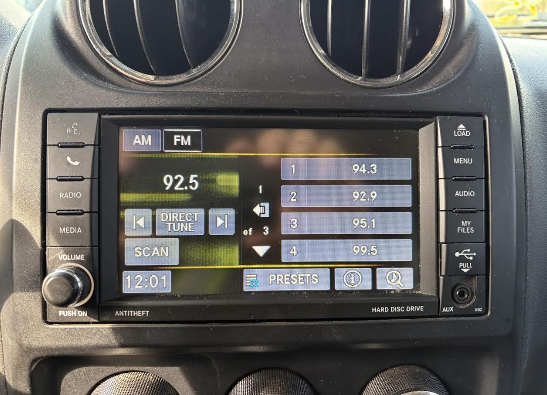 Équipement audio/vidéo d'origine d'occasion (sans radio satellite) compatible avec Jeep Patriot/Compass 2013-2017 : 68282482AA 68282482AB